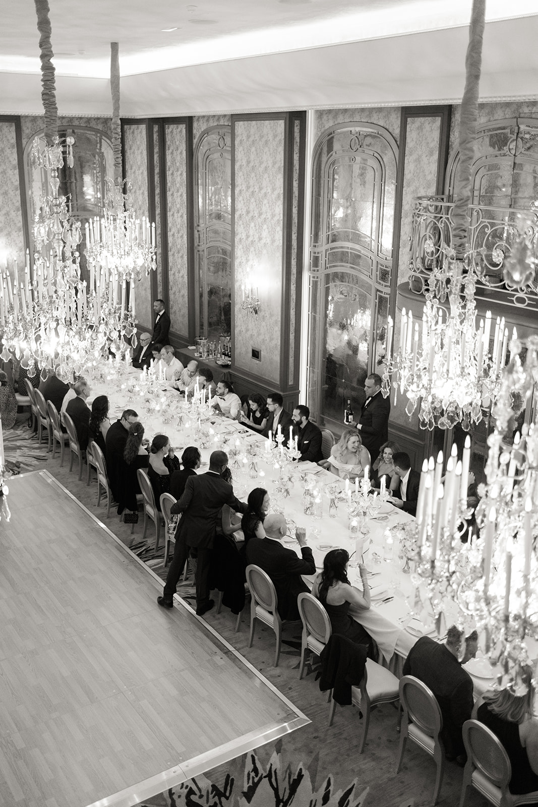 une mariée regarde la tour effeil par la fenetre de la suite du plaza athénée